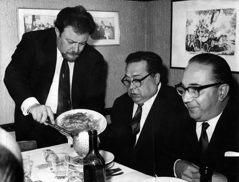 Sergio Mariani, quarta  generazione della famiglia,  serve i rigatoni con la pajata  ad Aldo Fabrizi