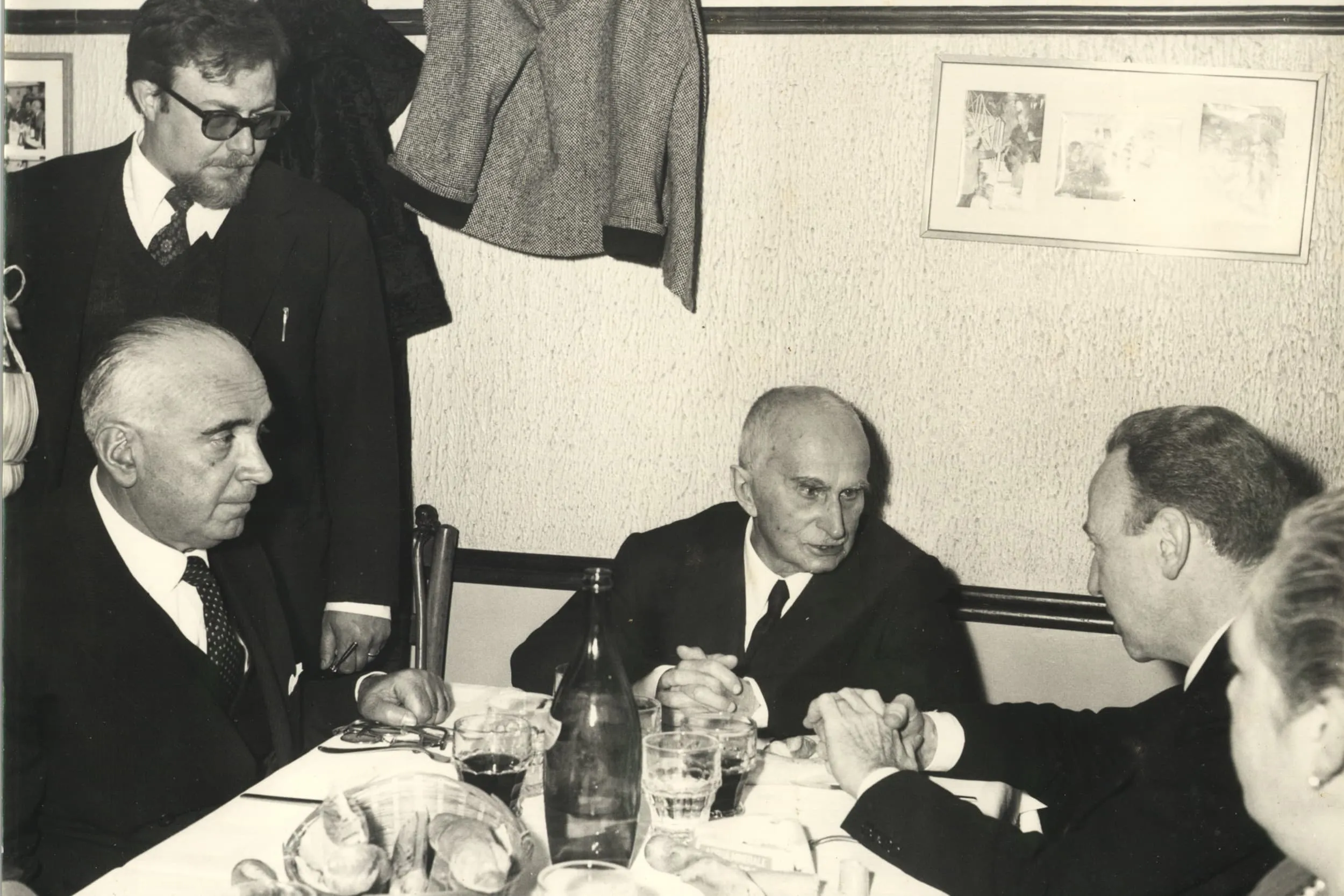 Sergio Mariani,  quarta generazione della  famiglia, accoglie ai tavoli  di Checchino dal 1887  l’allora Presidente del  Repubblica Luigi Einaudi  con la Consorte ed il  Segretario di Stato