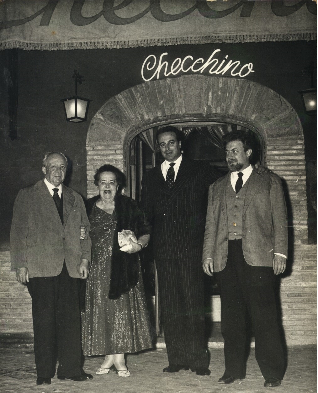 photo prise à la fin des années 40, avec Elsa Maxwell et le prince Borromini, il y a Francesco (Checchino) Mariani à gauche et son fils Sergio à droite.